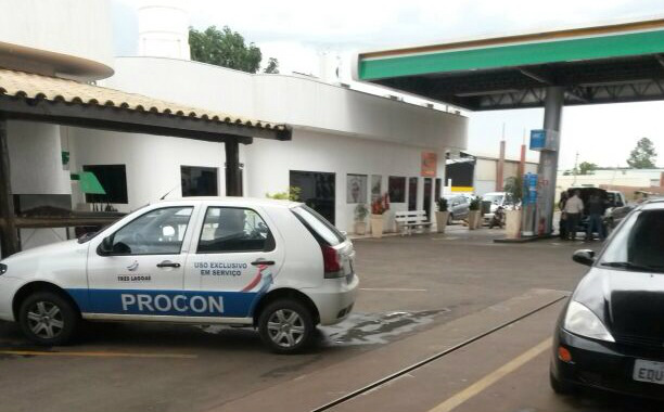 Pesquisa de preços, em dezesseis estabelecimentos que comercializam combustíveis na cidade.