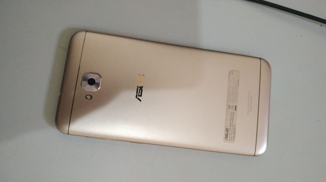 Celular recuperado por policiais após rastreamento. 