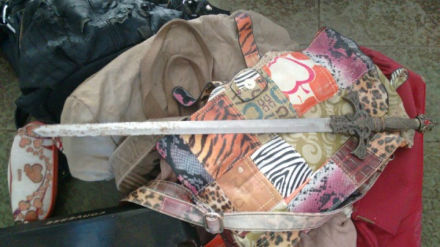 Espada é utilizada em rituais de magia negra (Foto: Filipe Prado)