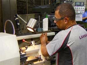 Técnico opera máquina em fábrica de peças deavião em Hortolândia (Foto: Reprodução EPTV)