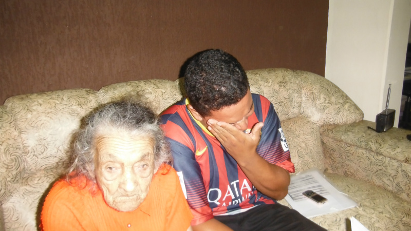 O neto esta desesperado procurando alguém que possa ajudar a sua avó.