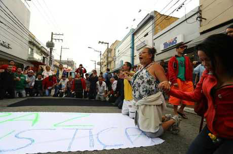 Camelôs e familiares prestam homenagem a Braga no centro