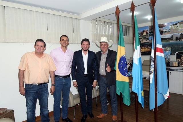 Prefeito Angelo Guerreiro recebeu nesta sexta-feira (2) em seu gabinete,  o deputado federal Glaustin Fokus (PSC-GO) e o vice-prefeito de São Simão (GO), Wallisson José de Freitas, acompanhados do deputado estadual Eduardo Rocha. Foto: ASSECOM.