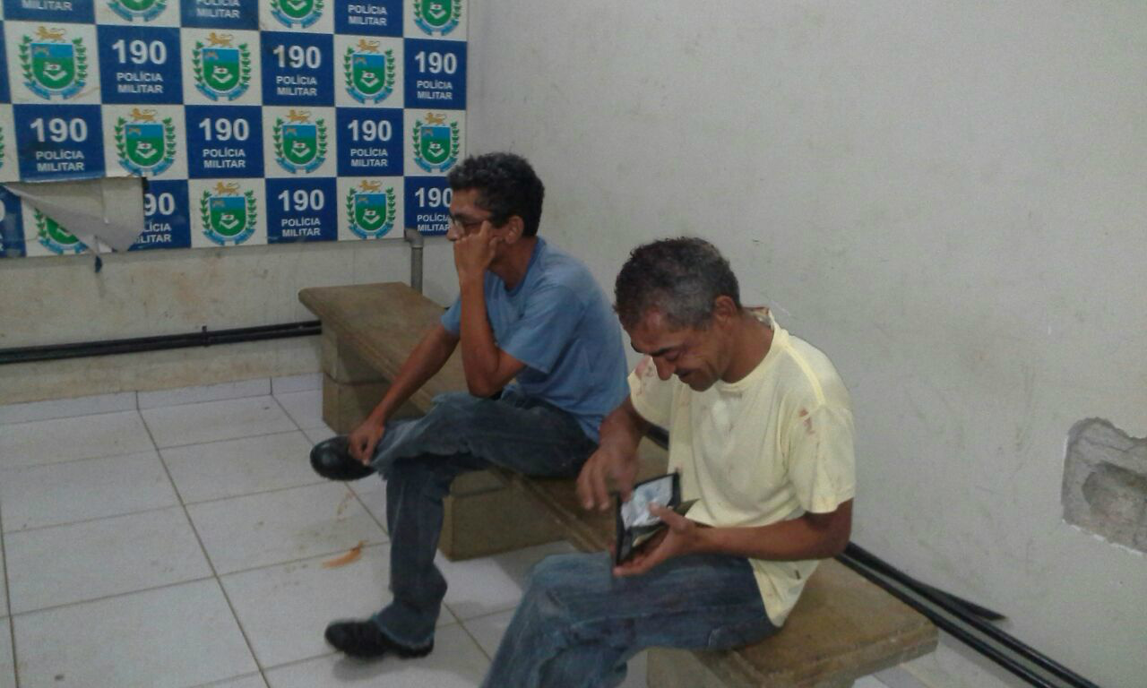 De camiseta azul o acusado Auxiliar de Serviços  Wanilton de Souza Santos,42 anos e o irmão Artista Plástico Weudson de Souza Santos, 47 anos.Foto:Rádio Caçula