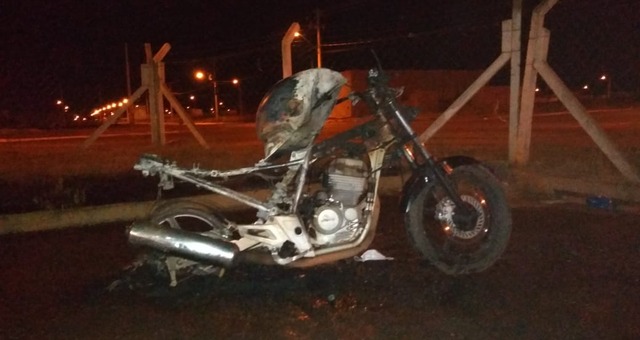 Uma motocicleta Honda CBX 250 Twister foi completamente consumida pelas chamas - Foto: 5ºGBM