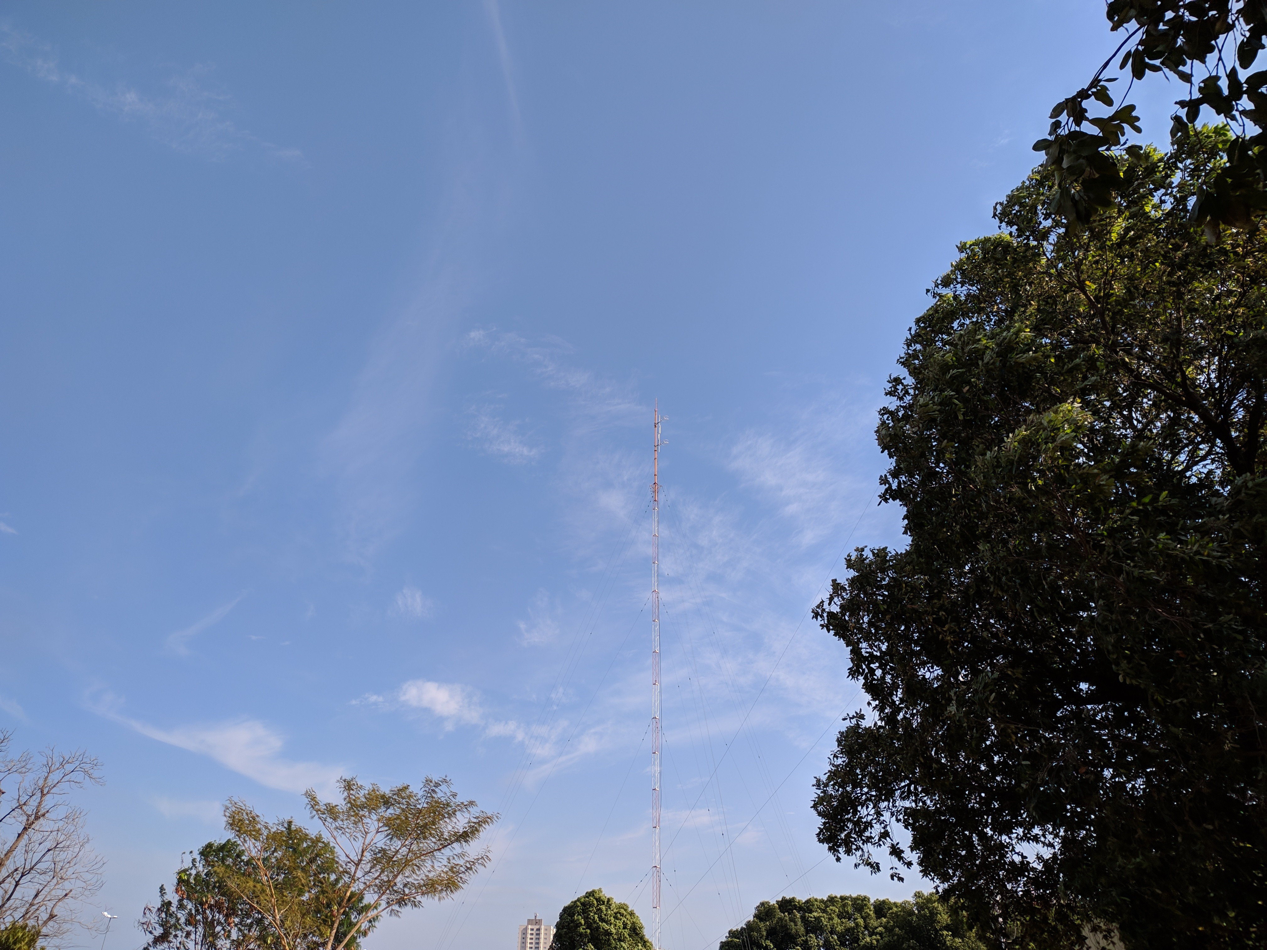 O céu na manhã deste sábado com algumas nuvens. Foto: Rodrigo de Freitas/Rádio Caçula