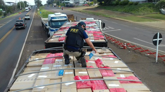 Policial rodoviário federal em apreensão de cigarro contrabandeado - Foto: Divulgação/PRF