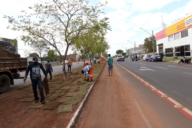 Funcionários da Prefeitura trabalhando na revitalização da avenida Capitão Olinto Mancini em Três Lagoas. Foto: Assessoria.