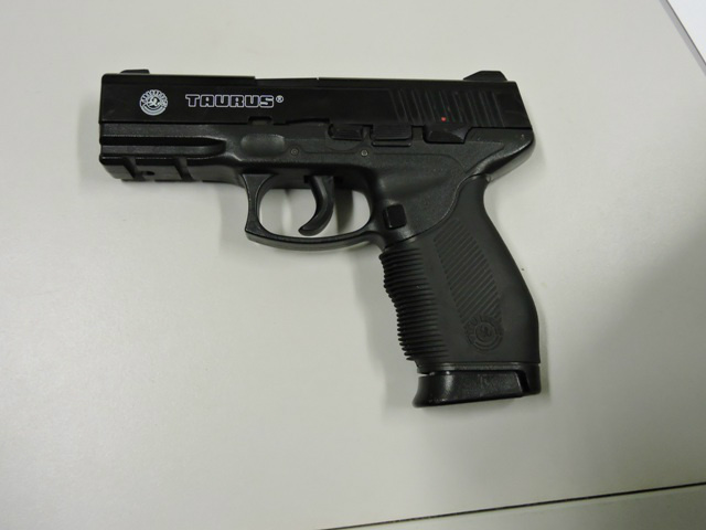 Simulacro de uma pistola Taurus 24/7.Foto Rádio Caçula