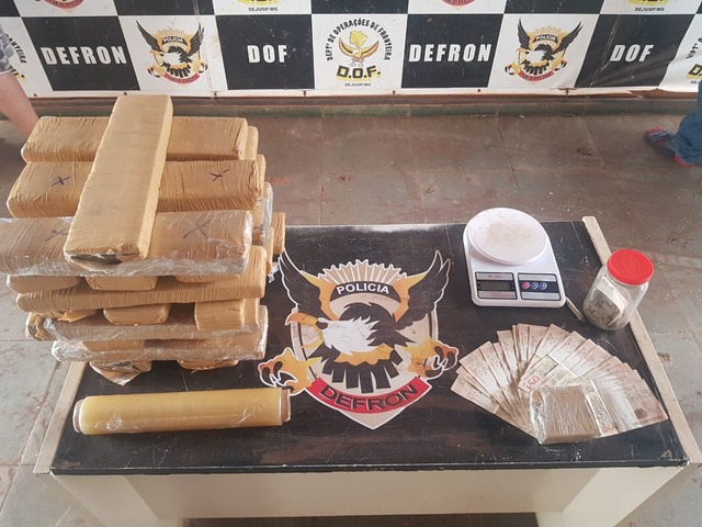 Drogas e dinheiro apreendidos por policiais da Defron. Foto: Assessoria.