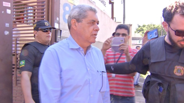 Ex-governador de MS André Puccinelli é conduzido para PF e volta para casa com tornozeleira após operação Máquinas de Lama (Foto: Reprodução/TV Morena)
