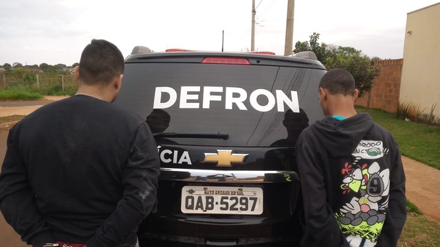 Indivíduos presos pelos policiais da Defron. Foto: Assessoria.