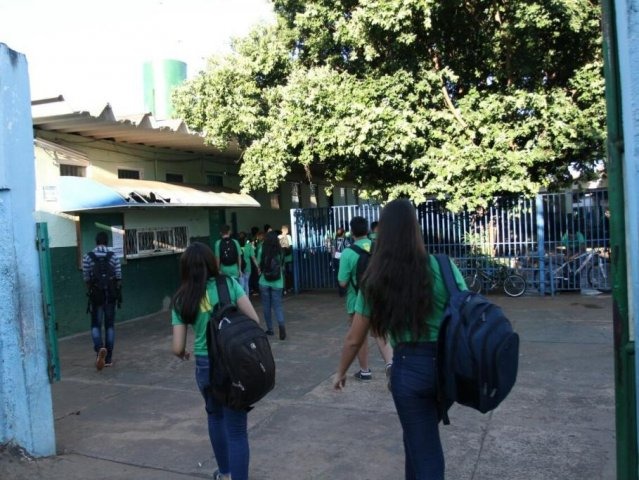 Estudantes ao chegar à escola estadual em Campo Grande. (Foto: Saul Schramm/Arquivo).