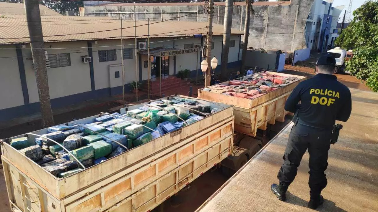 Droga estava nos semireboques de um caminhão bi-trem (Foto: Adilson Domingos)