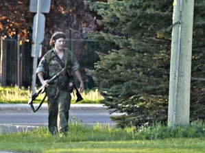Suspeito andando por uma rua de Moncton (Foto: Divulgação)