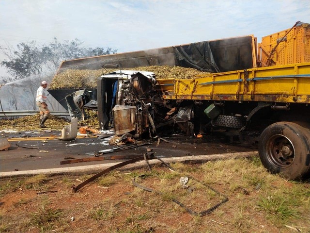 Acidente entre duas carretas ocorrido no km 21 na rodovia dos Barrageiros. Foto: Arquivo pessoal.