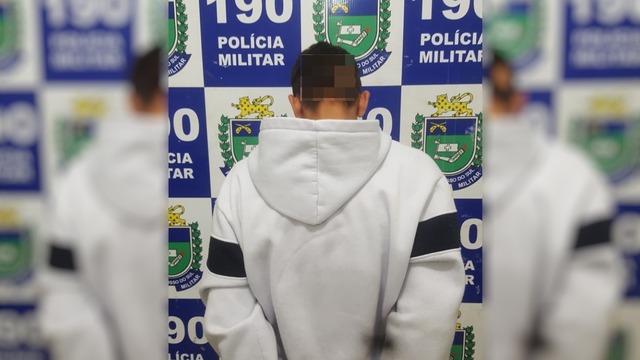 Homem preso em flagrante por tráfico de drogas no bairro Santos Dumont. Foto: Rádio Caçula.