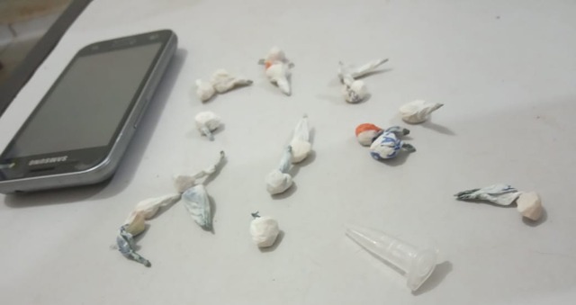 Drogas e um celular apreendidos com o autor durante a abordagem. Foto: Rádio Caçula.