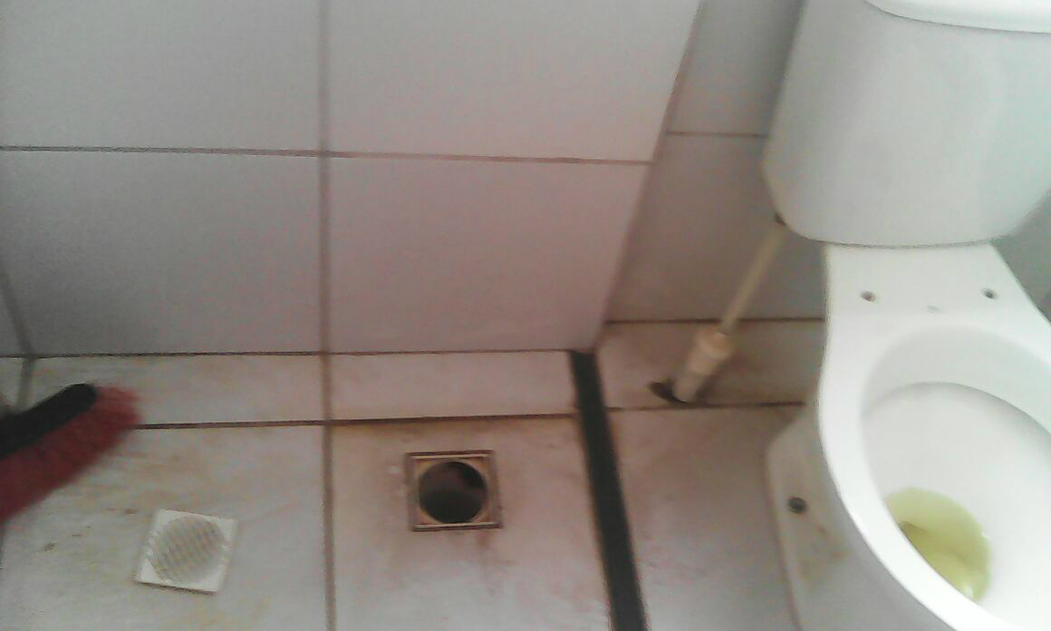 O esgoto transbordou no apartamento. Foto: Whatsapp