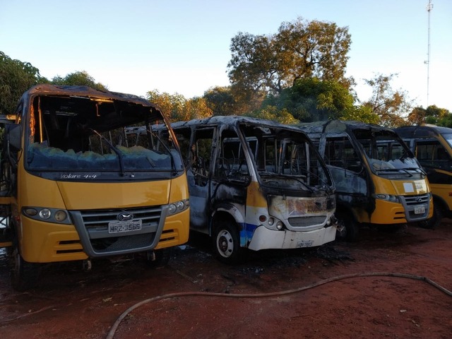 Ônibus atingidos pelo incêndio em Aquidauana (MS) — Foto: Corpo de Bombeiros / Reprodução