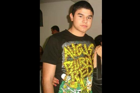 Victor Hugo Santos, de 20 anos, vestia essa mesma camiseta quando desapareceu. Ele tem cerca de 1,80 m de altura