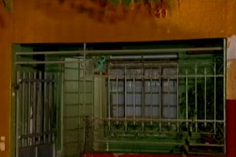 A vítima foi encontrada caída na varanda de casa