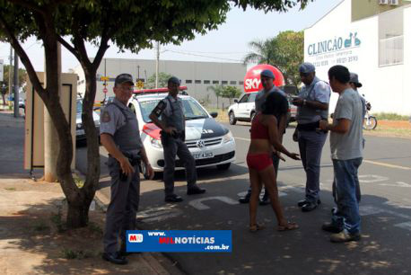 Acusada (top e short vermelhos), foi rendida a menos de 100 metros da rodoviária e vítima (calça jeans), foi categórico em afirmar o crime de roubo