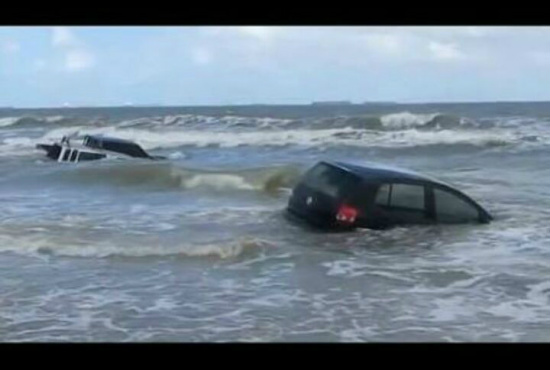 onda arrasta veículos em praia no sul de Santa Catarina 