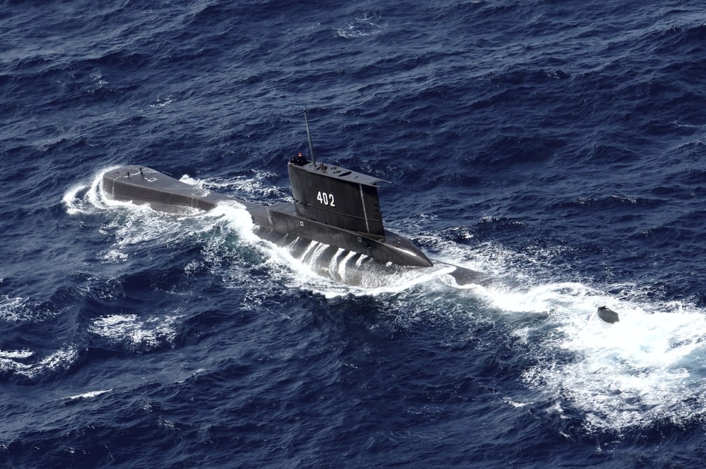 Foto de 6 de outubro de 2014 do submarino KRI Nanggala, da Marinha da Indonésia, navegando nas águas de Tuban, em Java Oriental — Foto: Eric Ireng/AP