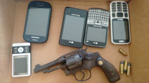 Polícia encontrou arma, munição e celulares na casa do acusado (Foto: Filipe Prado)