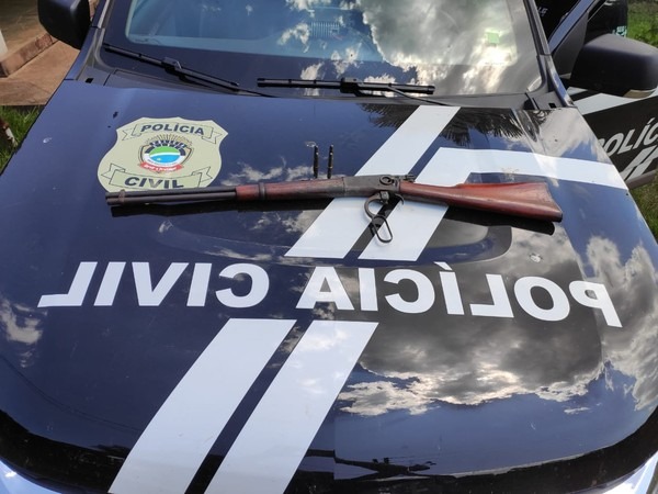 Carabina apreendida na casa do suspeito, em março — Foto: Polícia Civil/Divulgação