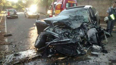Dianteira do veículo ficou totalmente destruído