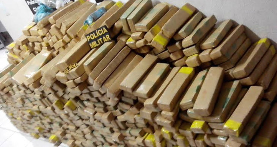 Foram encontrados 1.135 tabletes de maconha e uma porção de haxixe (Foto: Divulgação PM) 