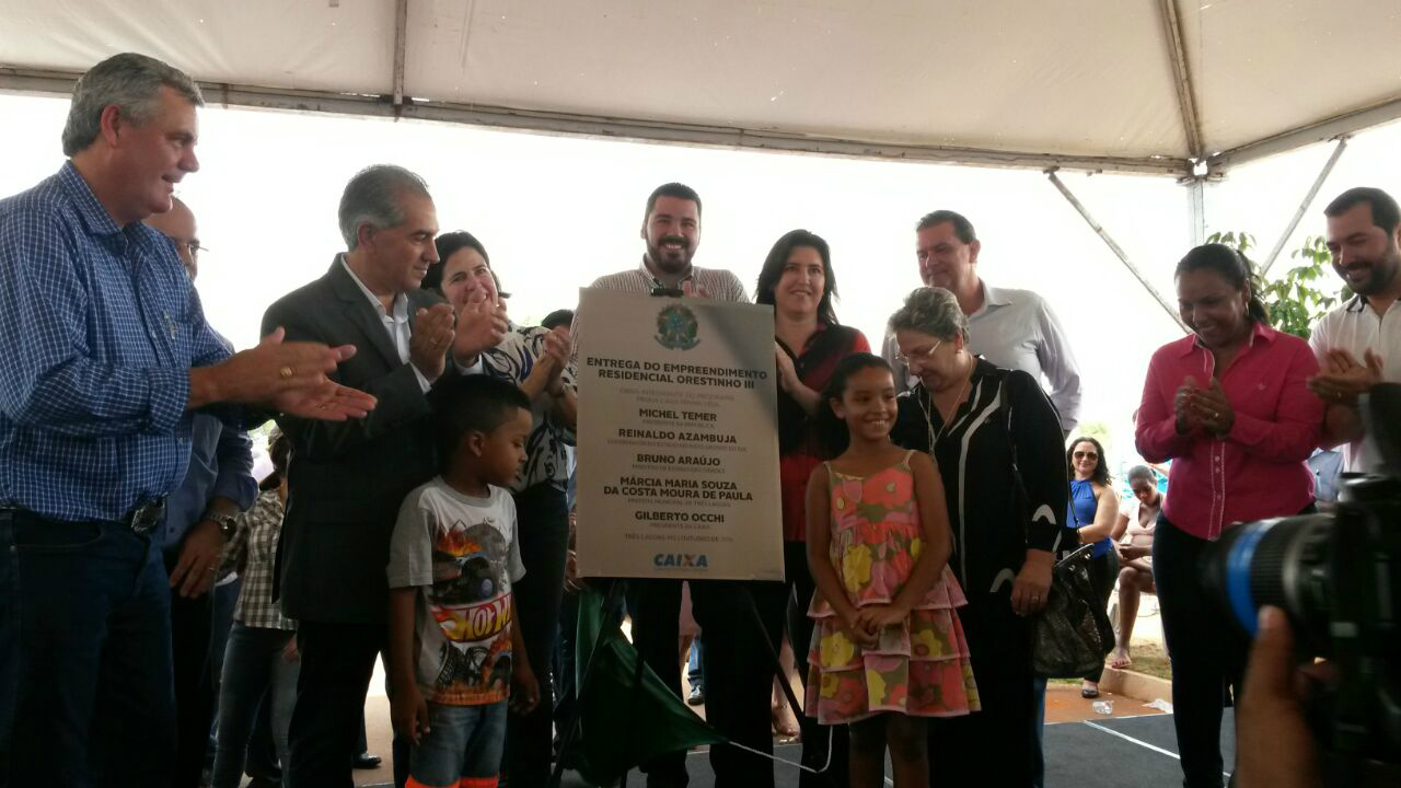 Autoridades entregaram as chaves para moradores do Orestinho. Foto: Rádio Caçula