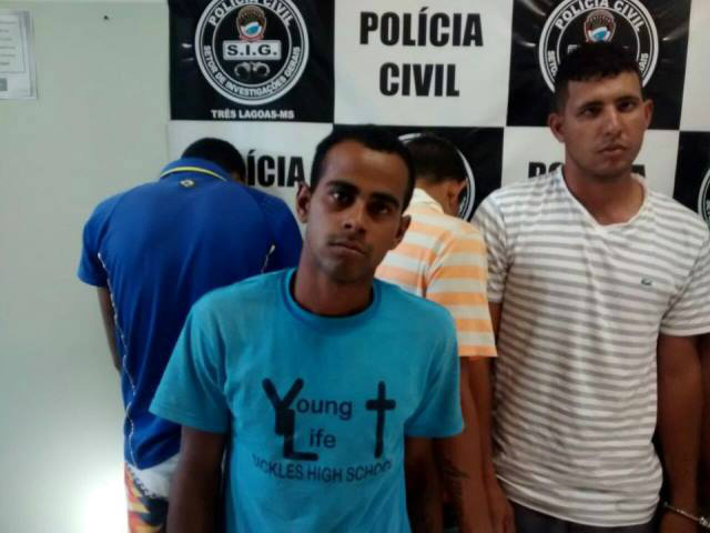 De camiseta azul, André Luiz Martins, proprietário da residência ao lado, de camiseta listrada, Jhonathan Welton Abreu de Souza, 26 anos. Foto: Rádio Caçula