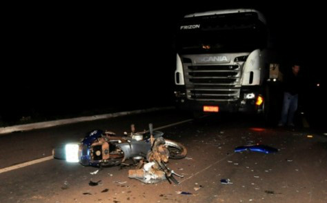 Mulher colide contra carreta e jovem de 22 anos fica ferido em Nova Andradina