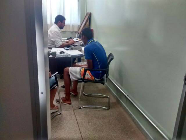 Delegado Dr Thiago Passos autuando em flagrante o adolescente de 17 anos conhecido como