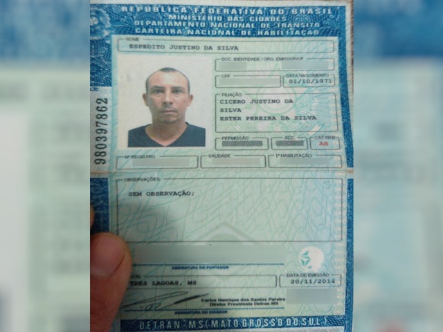 A CNH de Espedito Justino da Silva (47), deixada na 3ª Delegacia de Polícia junto à carteira com outros documentos. Foto: 3ª DP