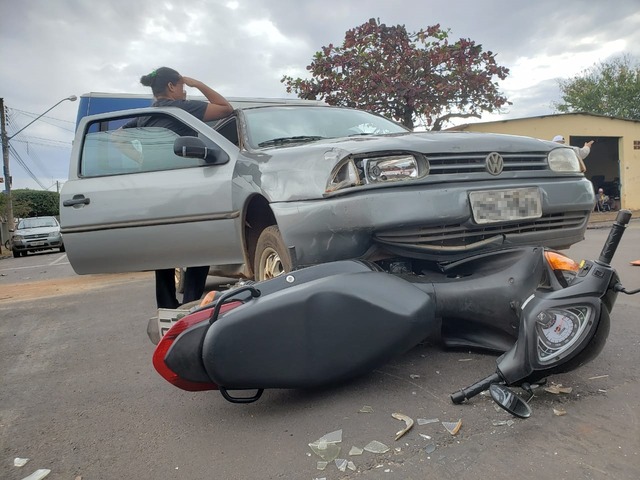 A ocupante de um veículo Gol não visualizou a motocicleta e invadiu a preferencial, causando o acidente. – Foto: Fábio Campos