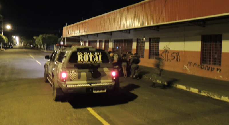 Menores foram abordados pela polícia depois de uma briga generalizada com cerca de 50 jovens.