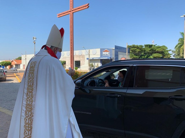 Neste sábado (9) e domingo (10), a Eucaristia será entregue para os fiéis pelo sistema Drive-Thru. Foto: Diocese de Três Lagoas