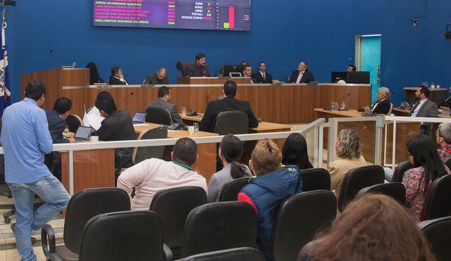 Durante a sessão, mães do movimento social voluntário Mães Unidas, que estiveram presentes para pedir a apuração de casos contra o Hospital Auxiliadora. – Foto: CMTLS / Divulgação