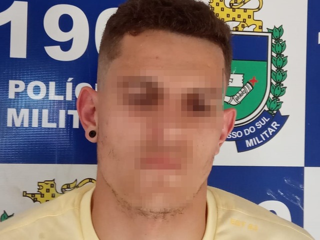 Homem preso por por policiais após roubar garota de programa e dar calote em hotel. Foto: Rádio Caçula.