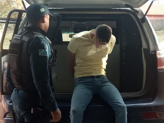Após reagir a prisão, autor é algemado e conduzido à DEPAC. Foto: Rádio Caçula