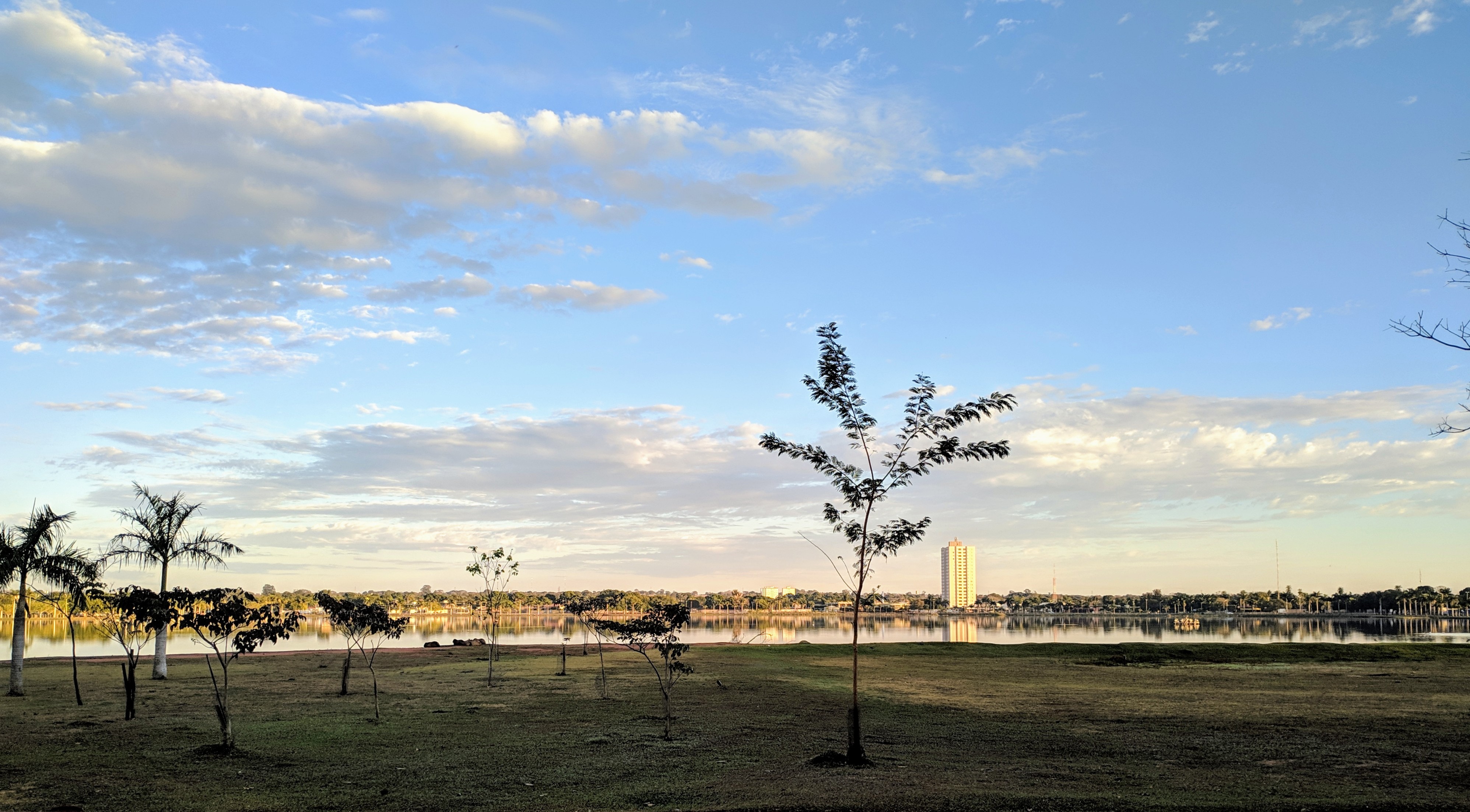 O céu na manhã desta quarta-feira (7), que deve anotar máxima de 30º C. Foto: Rodrigo de Freitas/Rádio Caçula