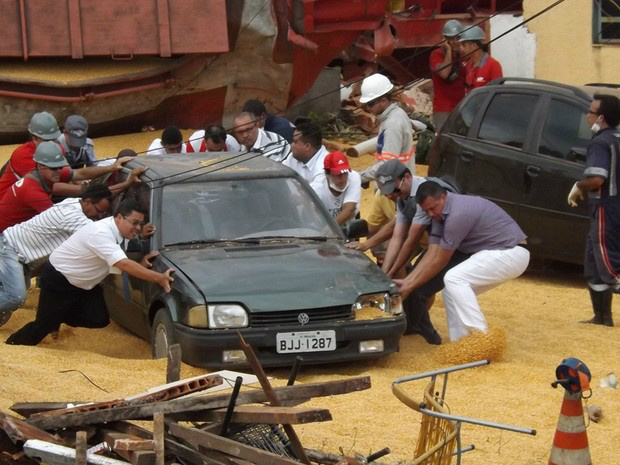 Foto: Marcos Lavezo/G1Moradores retiram carro atingido pelo vagão para facilitar acesso dos bombeiros