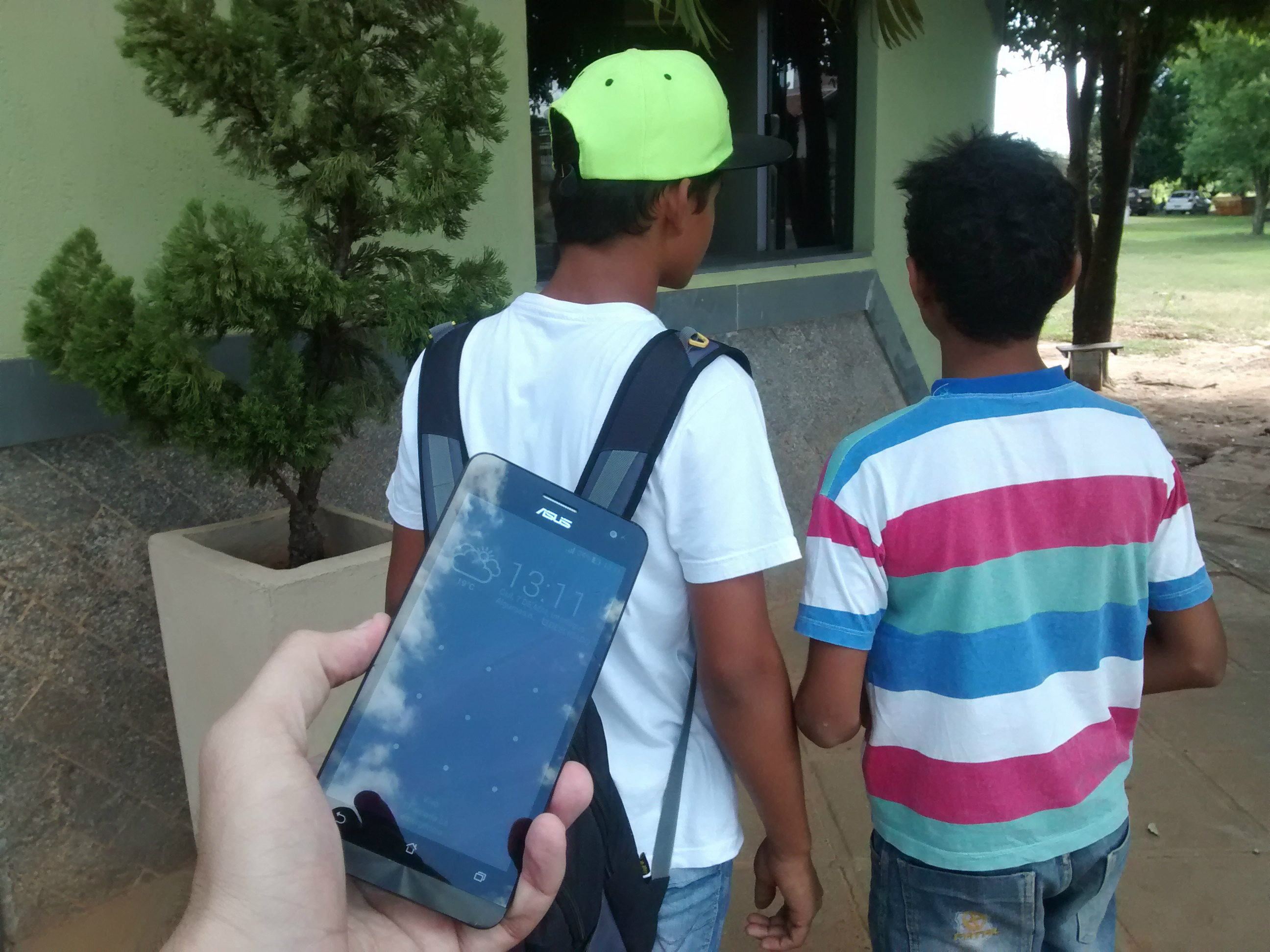 De mochila estudante de 15 anos ao lado do amigo também estudante de 14 anos. Foto: Rádio Caçula