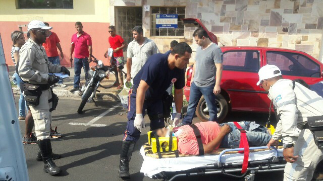 A.L. bateu no carro, caiu ao solo bruscamente e teve um corte profundo na cabeça, e na perna esquerda, o acidente foi de cunho grave. Foto: Rádio Caçula