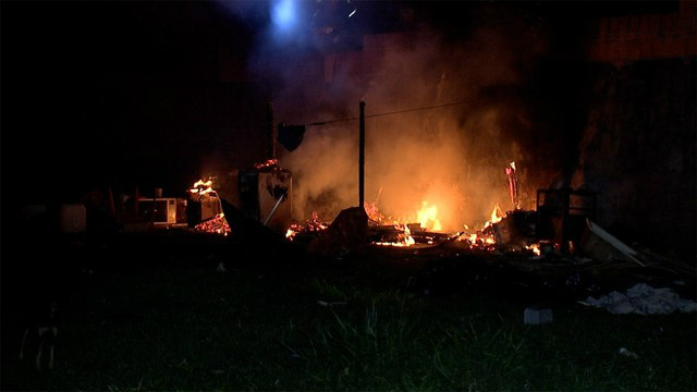 Adolescente derruba vela e barraco é incendiado(Foto: Reprodução/TV Morena)