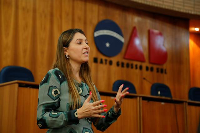 Presidente da Comissão, Claudia Paniago